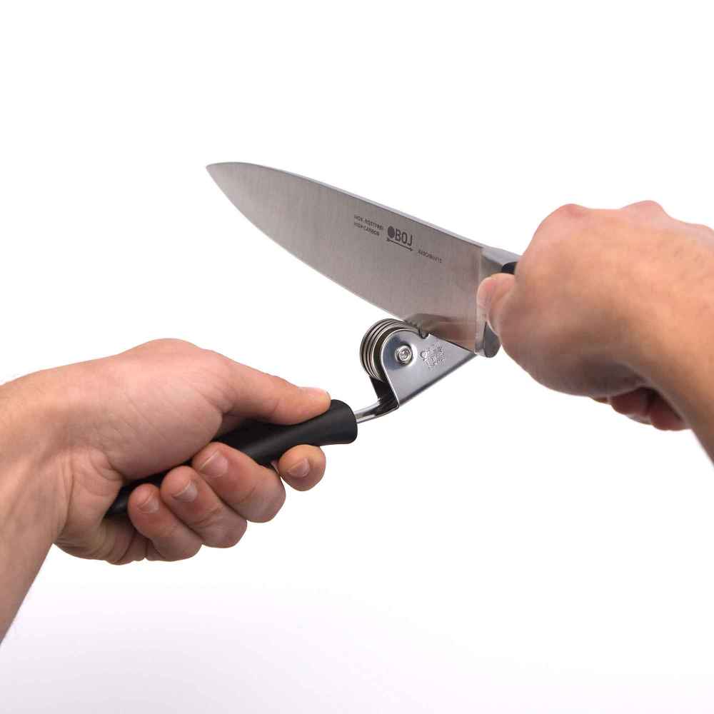 MESSERSCHÄRFER MIT SCHWARZEM GRIFF