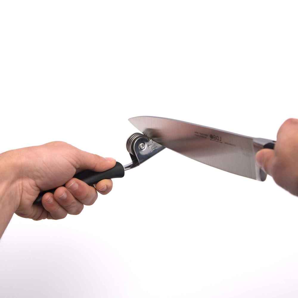 MESSERSCHÄRFER MIT SCHWARZEM GRIFF